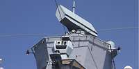 Eine Radarantenne auf einer Korvette