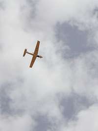 Die Drohne LUNA im Himmel. Im Hintergrund sind Wolken zu sehen