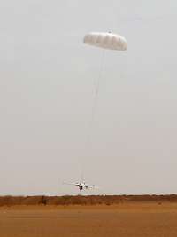 Die LUNA hängt am Fallschirm und landet unmittelbar in der Wüste