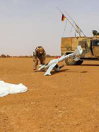 Ein Soldat untersucht die LUNA auf Schäden und schaltet diese anschließend aus