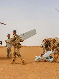 Soldaten bauen die Tragflächen und Leitwerkskombination ab