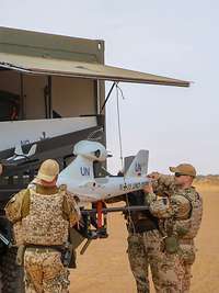 Soldaten stehen am Transport Lkw der LUNA. Die LUNA ist in Einzelteilen zerlegt und sicher verstaut