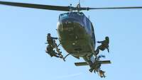 Abseilen aus der Bell UH 1D Soldaten mit Hund seilen sich aus einem Bundeswehrhubschrauber ab.