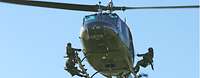 Abseilen aus der Bell UH 1D Soldaten mit Hund seilen sich aus einem Bundeswehrhubschrauber ab.