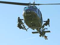 Abseilen aus der Bell UH 1D Soldaten mit Hund seilen sich aus einem Bundeswehrhubschrauber ab.