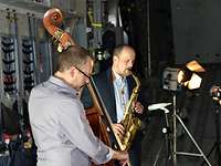 Saxophon und Kontrabass in Action Saxophon und Kontrabass werden von zwei Männern gespielt.