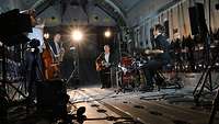 Die Jazzband „pure desmond“ im Laderaum einer A400M Eine Jazzband spielt bei schummerigem Licht im Laderaum des A400M.