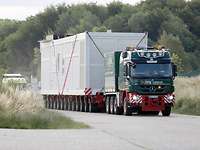 Transport der Radar-Container auf einem Schwerlast-LKW Ein Lastkraftwagen hat einen großen Container auf dem Anhänger