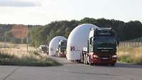 Transport der Radome für das GESTRA Radar in Koblenz Zwei große Lastkraftwagen haben kuppelförmige Gebilde auf den Anhängern
