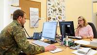 Telefonische Beratung und Hilfeleistung Telefonische Beratung durch einen Soldaten und eine zivile Mitarbeiterin.