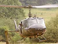 Mannöver am Standort Lebach Ein Bundeswehrhubschrauber beim Landeanflug im Gelände.