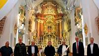 Vertreter der Militärseelsorge entzünden eine Kerze für Soldaten in der Wallfahrtskirche auf dem Mariahilfberg