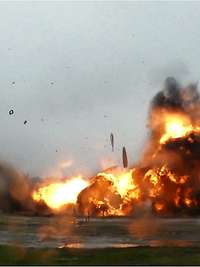 Eine große Explosion aus der Ferne aufgenommen
