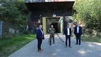 Vier Personen stehen vor dem Eingang der Untertageanlage