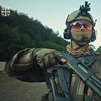 Ein bewaffneter Soldat in voller Ausrüstung