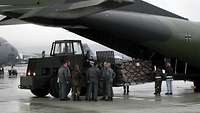 Verladen der Transportgüter Eine Transall-Maschine der Bundeswehr wird auf der US-Airbase Ramstein mit Hilfsgütern beladen