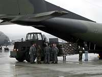 Verladen der Transportgüter Eine Transall-Maschine der Bundeswehr wird auf der US-Airbase Ramstein mit Hilfsgütern beladen