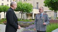 Militärbischof Franz-Josef Overbeck und Generaloberstabsarzt Dr. Ulrich Baumgärtner im Gespräch