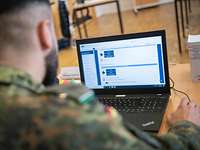 Ein Soldat nutzt während der Ausbildung im Hörsaal einen Laptop.