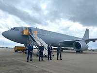 Der Empfang. Der A330 MRTT steht auf einer Platte.