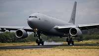 Die Landung des ersten A330 MRTT Ein Flugzeug landet auf einer Start- und Landebahn.