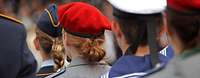Soldaten der Bundeswehr unterschiedlicher Truppengattungen bei feierlichem Gelöbnis Angetretene Soldaten
