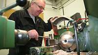 Herstellen einer Antenne Uwe Müller dreht aus einem vollen Stück Metall die Kegel-Elemente für die Antenne.