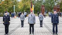 Drei Soldaten vor einer Ehrenformation