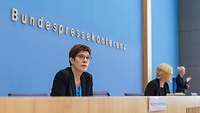 AKK in einer Bundespressekonferenz