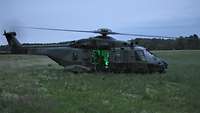 Kurz vor dem Start, ein Hubschrauber steht auf einer Wiese.