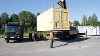 Aufbau mobiles Labor für Flugkraftstoffe Der Container mit dem mobilen Labor für Flugkraftstoffe wird auf der Ämari Air Base in Estland durch einen Kran aufgestellt.
