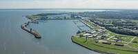 Luftaufnahme eines Hafens.
