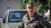 Ein Soldat vor einem Fahrzeug