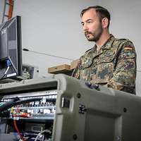 Ein Soldat an einem Rechner