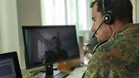 Ein Soldat telefoniert mit einem anderen per Video