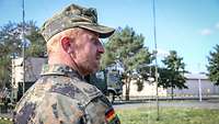 Ein Soldat schaut auf eine IT-System