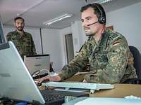 Zwei Soldaten an einem Rechner