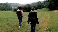 Zwei Frauen beim Wandern durch den Odenwald