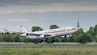 Das Transportflugzeug A340 setzt zur Landung an, im Hintergrund der Fernsehturm