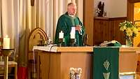 Militärpfarrer Bernhard Tschullik am Altar