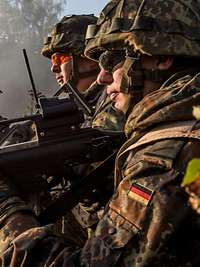 Zwei Soldaten sichern die Umgebung