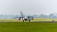 Ein Tornado startet mit Nachbrenner durch.