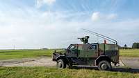 Ein Dingo-Fahrzeug sichert die Umgebung Ein Dingo-Fahrzeug der Marine steht auf dem Platz und sichert den Bereich vor sich.