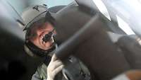Ein Bundeswehr-Pilot sitzt im Cockpit eines Hubschraubers