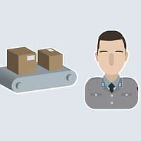 Ein Lehrgangsteilnehmer steht neben einem Förderband. Auf diesem befinden sich Pakete