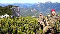 Generalleutnant Alfons Mais (r.) und Oberst Maik Keller genießen während eines Bergmarsches das prächtige Panorama. 