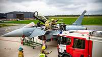 Feuerwehrleute üben die Rettung eines Piloten aus dem Cockpit des Eurofighters.