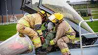 Feuerwehrleute üben die Rettung eines Piloten aus dem Cockpit des Eurofighters.