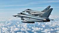 Zwei Eurofighter fliegen in Formation: Ein Eurofighter der britischen Royal Air Force neben einem der deutschen Luftwaffe.