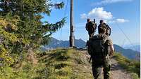 Drei Soldaten kurz vor dem Gipfelkreuz_Ochsensitz.